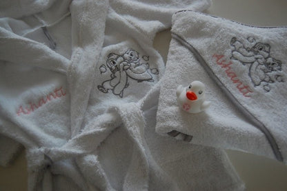 Badcape met eigen afbeelding of geboortekaartje - Gepersonaliseerd Cadeau - In-house Geborduurd