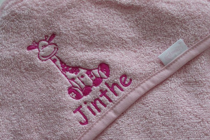 Badcape met eigen afbeelding of geboortekaartje - Gepersonaliseerd Cadeau - In-house Geborduurd