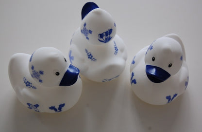 Badeend Dutch Ducky Delfts Blauw kraamcadeau.
