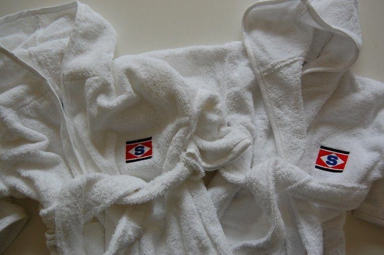 Badjas met naam en logo - Gepersonaliseerd Cadeau - In-house Geborduurd