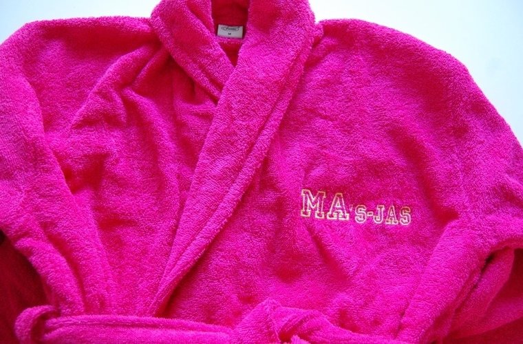 Badjas vrouw donker roze | Borduurkado.nl