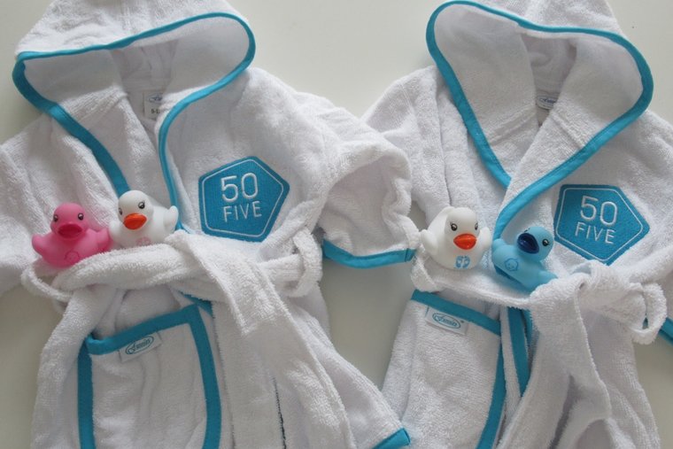 Badjas met naam en logo - Gepersonaliseerd Cadeau - In-house Geborduurd