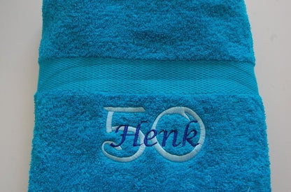 Blauwe handdoek met leeftijd en naam bestellen? Klik hier.