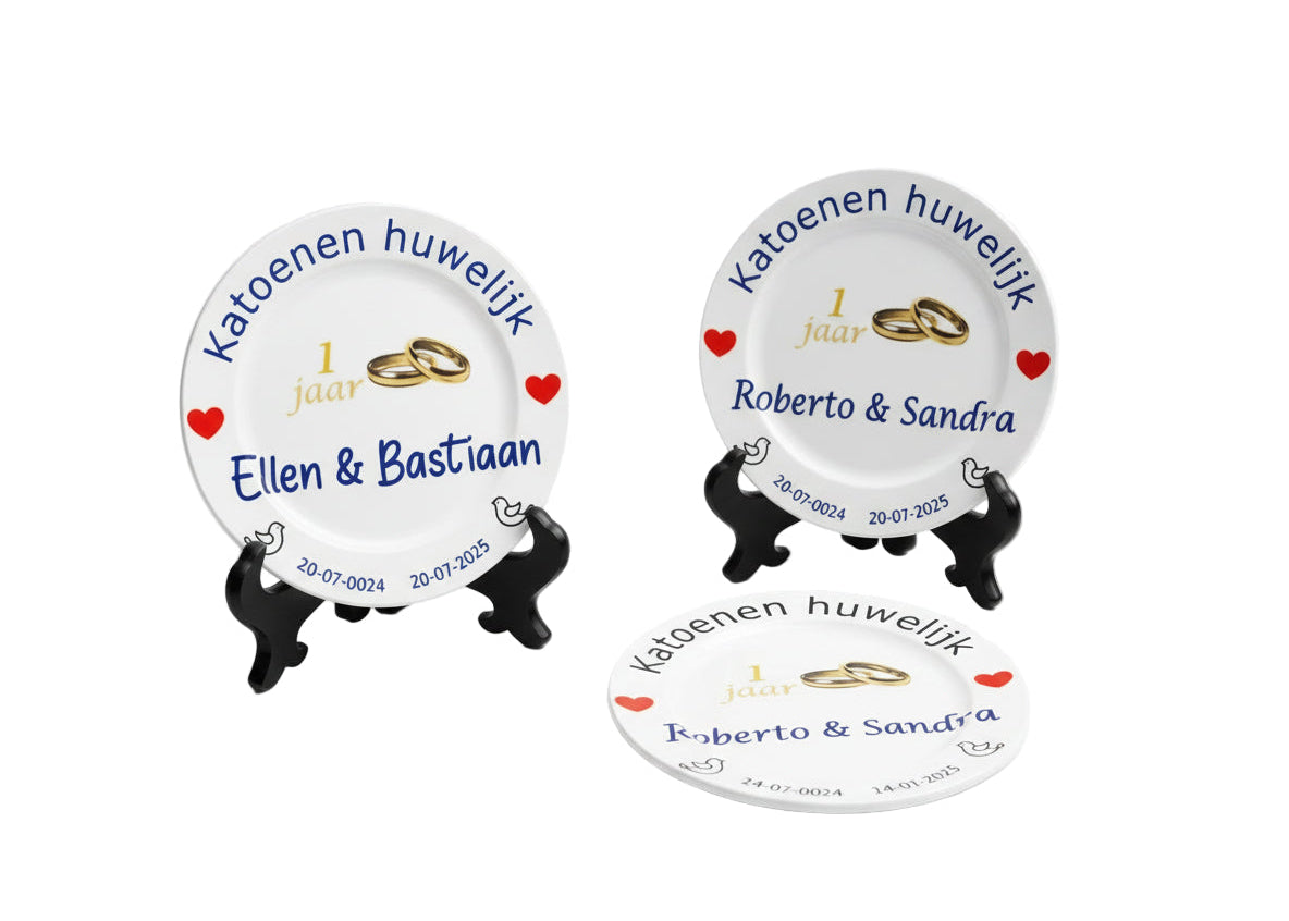 Mooi aandenken aan je trouwdag een bord met 1 jaar katoenen huwelijk ontwerp en daarop de namen bedrukt met een gouden ring