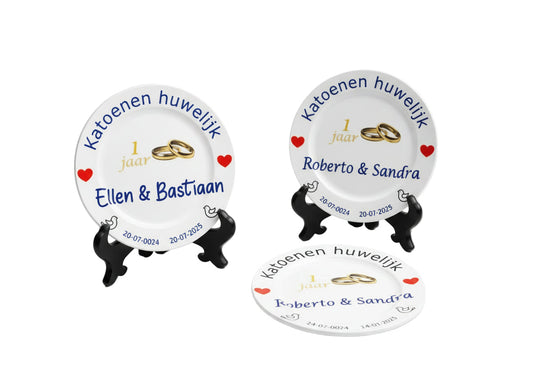 Mooi aandenken aan je trouwdag een bord met 1 jaar katoenen huwelijk ontwerp en daarop de namen bedrukt met een gouden ring