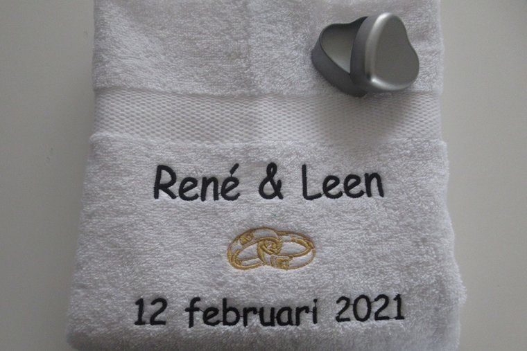 Ontwerp zelf het mooiste huwelijkscadeau| Handdoek met namen en datum| Borduurkado