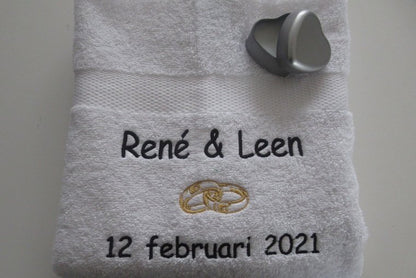 Ontwerp zelf het mooiste huwelijkscadeau| Handdoek met namen en datum| Borduurkado