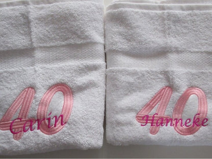 Cadeau 40 jaar met naam geborduurd