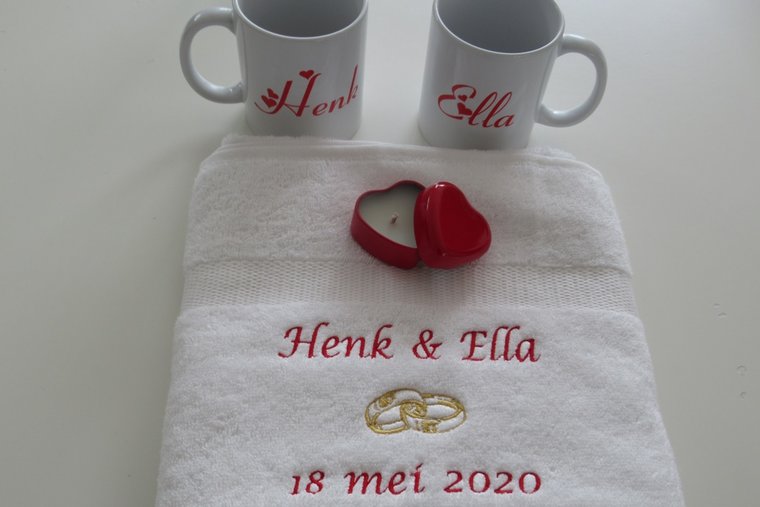 Zoek je een trouwcadeau met naam en datum| Wij hebben een ruim assortiment kado's! | Borduurkado