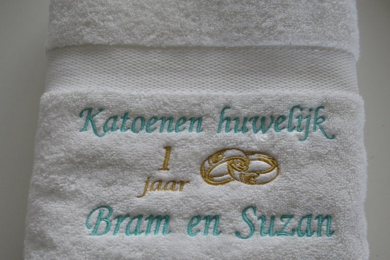 Mooie katoenen handdoek met ring en namen | Borduurkado