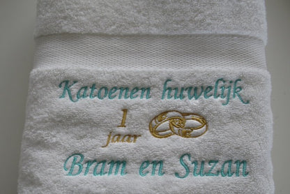 Mooie katoenen handdoek met ring en namen | Borduurkado
