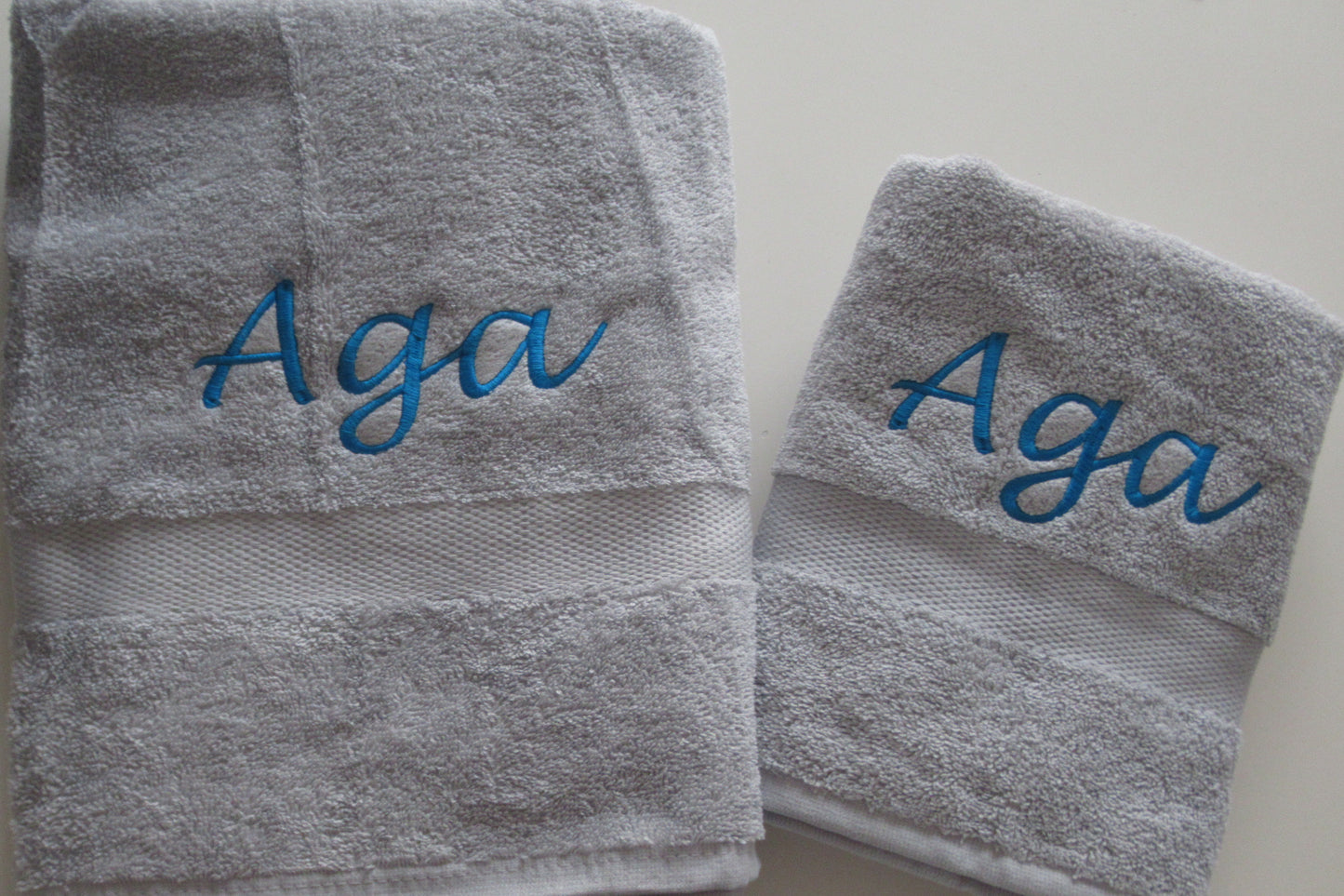 Handdoek met Naam Geborduurd – Luxe Kwaliteit - Gepersonaliseerd Cadeau - In-house Geborduurd