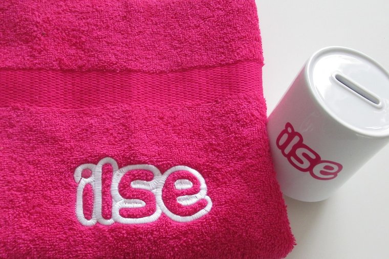 Handdoek met naam roze personaliseren