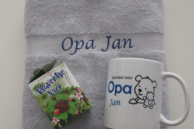 Handdoek grijs borduren met naam | Borduurkado.nl