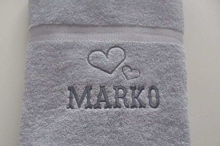 Handdoek grijs met naam en hartjes geborduurd | Borduurkado