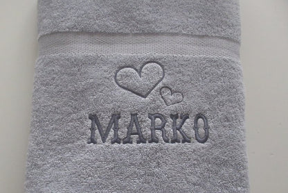 Handdoek grijs met naam en hartjes geborduurd | Borduurkado