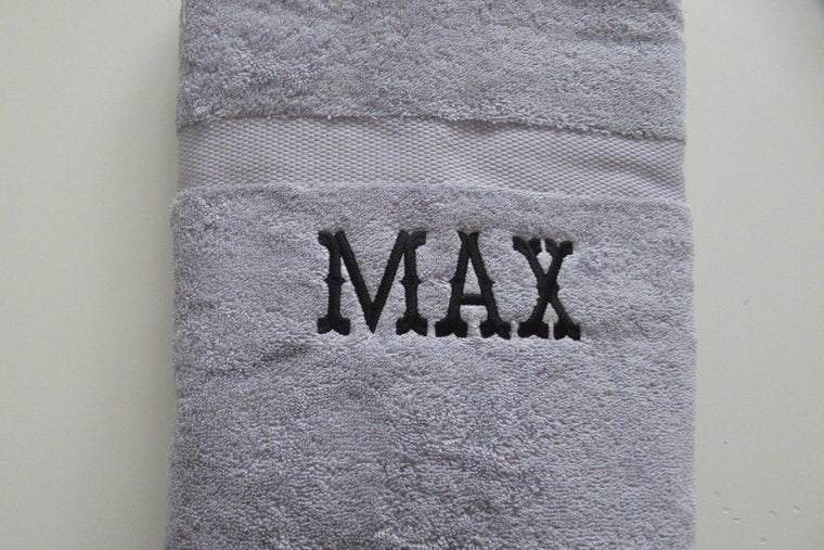 Mooie grijze handdoek met naam borduren onder de rand