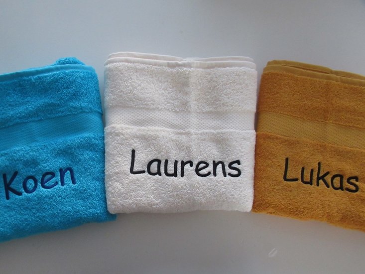 Bestel jou handdoek met naam, zelf personaliseren met kleur en lettertype| Borduurkado.nl