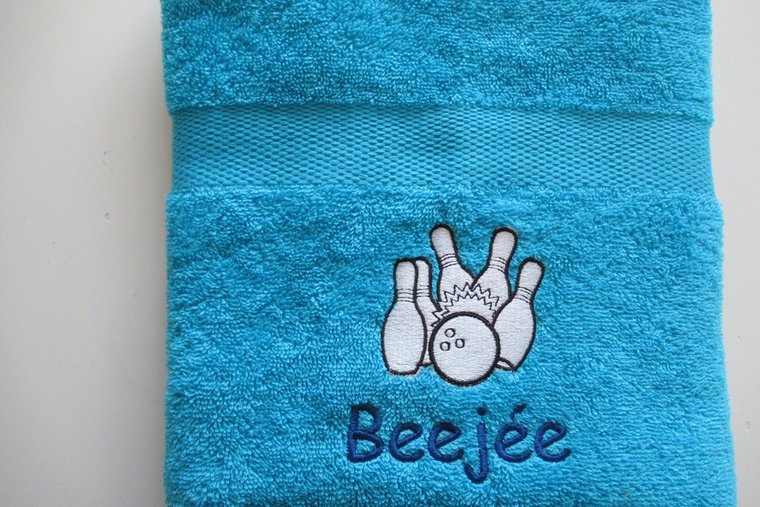 Handdoek met naam en afbeelding bowlen geborduurd | Borduurkado