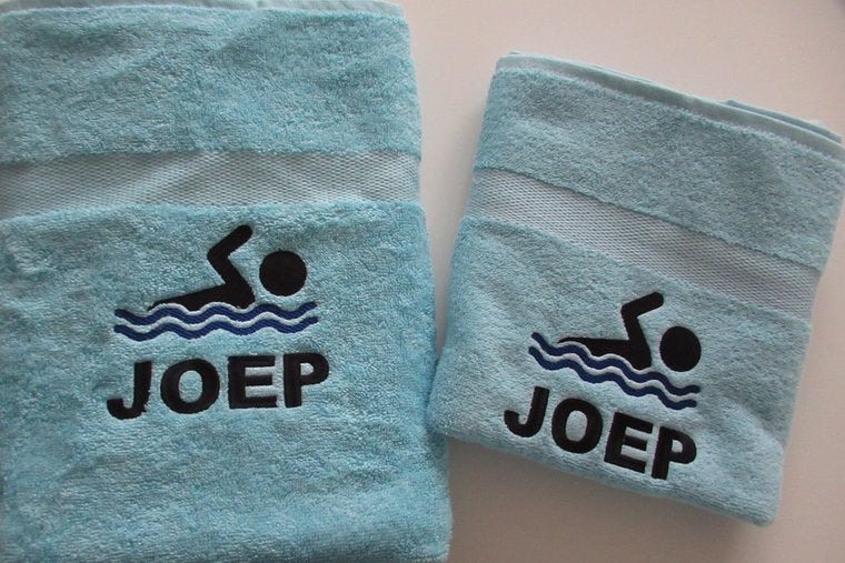 Sport handdoek met zwem afbeelding en naam - Gepersonaliseerd Cadeau - Borduurkado