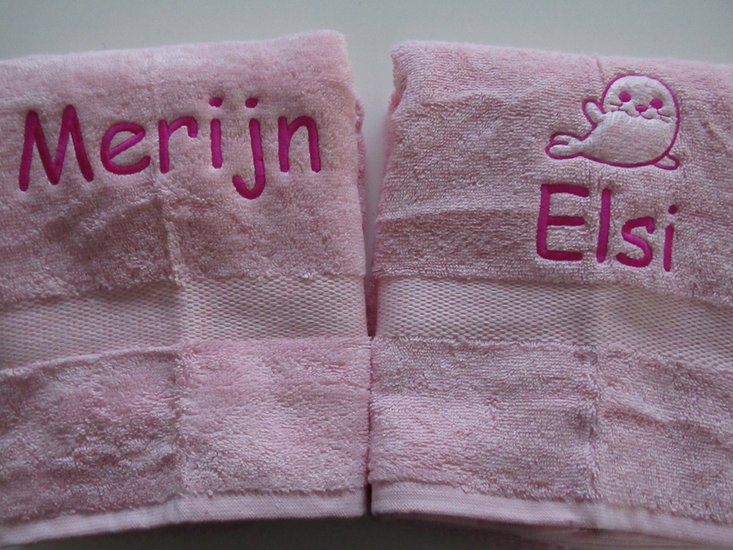 Ontwerp jou eigen handdoek met naam en afbeelding in onze unieke webshop. Klaar met het ontwerpen van de handdoek, dan maken wij hem voor je klaar!