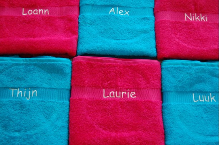 Geef een handdoek met naam cadeau aan vrienden, familie of relatie. Snelle levering!