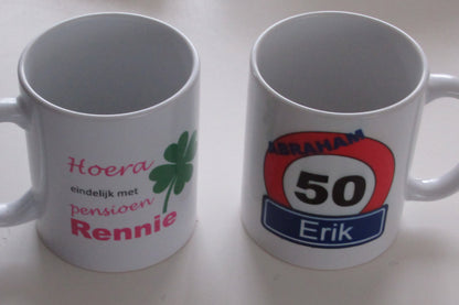 Koffiemok met Verkeersbord Naam en Leeftijd – Abraham Sarah - Gepersonaliseerd Cadeau - In-house Geborduurd