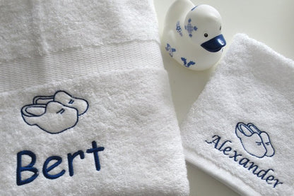Delfts Blauw Cadeau – Handdoek met Naam en Hollandse Symbolen - Gepersonaliseerd Cadeau - In-house Geborduurd