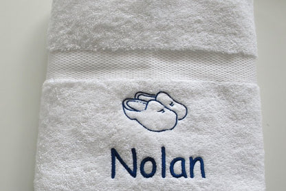 Delfts Blauw Cadeau – Handdoek met Naam en Hollandse Symbolen - Gepersonaliseerd Cadeau - In-house Geborduurd