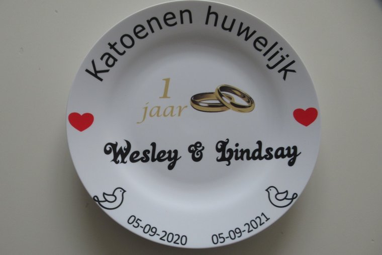 Katoenen huwelijk mooi cadeau 1 jaar getrouwd zelf ontwerpen met gouden ringen namen hartjes duiven trouwdatum