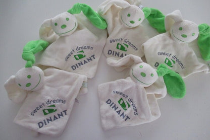 Knuffelpoppetje met Logo - Gepersonaliseerd Cadeau - In-house Geborduurd