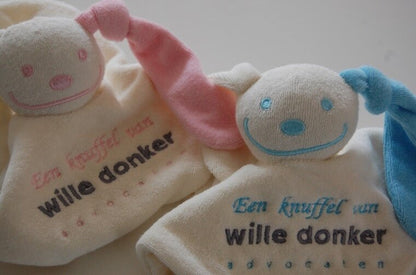 Knuffelpoppetje met Logo - Gepersonaliseerd Cadeau - In-house Geborduurd