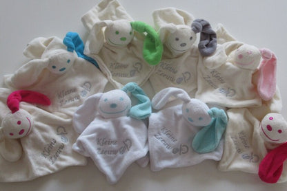 Knuffelpoppetje met Logo - Gepersonaliseerd Cadeau - In-house Geborduurd