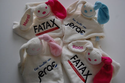 Knuffelpoppetje met Logo - Gepersonaliseerd Cadeau - In-house Geborduurd