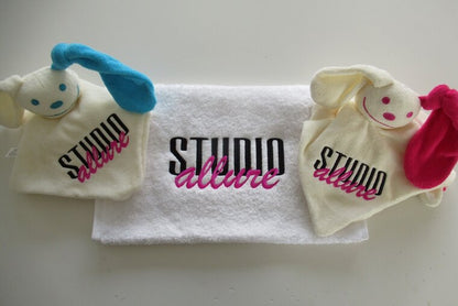 Knuffelpoppetje met Logo - Gepersonaliseerd Cadeau - In-house Geborduurd