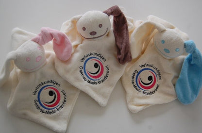 Knuffelpoppetje met Logo - Gepersonaliseerd Cadeau - In-house Geborduurd