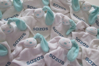Knuffelpoppetje met Logo - Gepersonaliseerd Cadeau - In-house Geborduurd