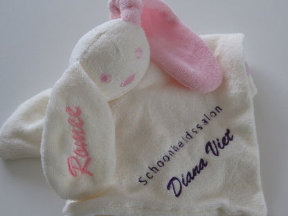 Knuffelpoppetje met Logo - Gepersonaliseerd Cadeau - In-house Geborduurd