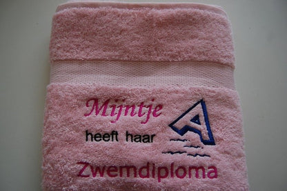 Lichtroze handdoek met zwemdiploma A ontwerp met naam  afmeting 50x100cm