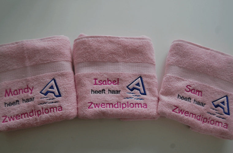 Lichtroze handdoek met zwemdiploma A ontwerp met naam gepersonaliseerd
