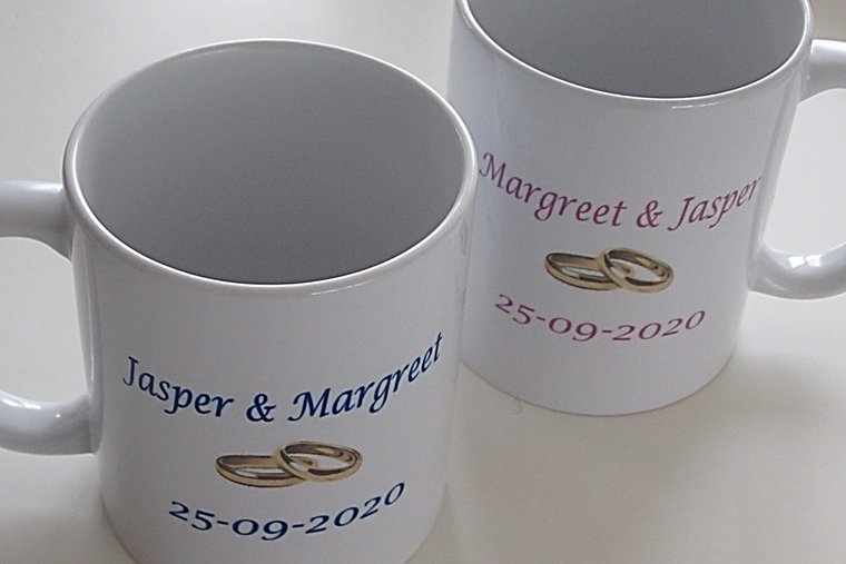 Mokken met namen en trouwdatum