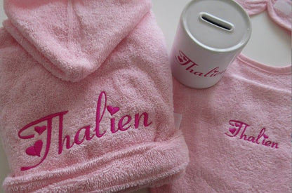Baby badjas kleur roze 1 jaar met naam geborduurd op voorkant of achterkant met slabber en spaarpot wit met naam