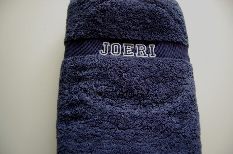 Badlaken navy met naam - Gepersonaliseerd Cadeau - In-house Geborduurd