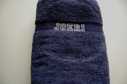 Badlaken navy met naam - Gepersonaliseerd Cadeau - In-house Geborduurd