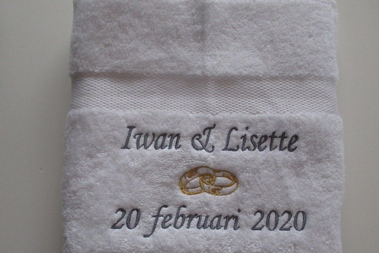 Geef je vrienden een mooie handdoek met namen en trouwdatum | Borduurkado