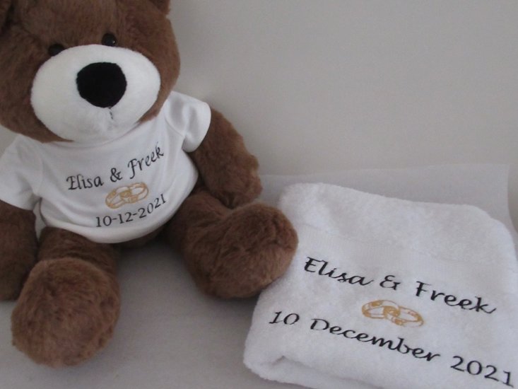 Geef het meest persoonlijke bruiloft cadeau | Handdoek met namen en trouwdatum | Borduurkado