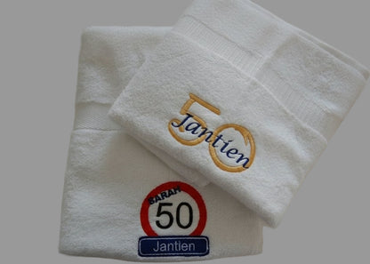 Sarah 50 jaar handdoek met naam - Gepersonaliseerd Cadeau -Blijvende herinnering.