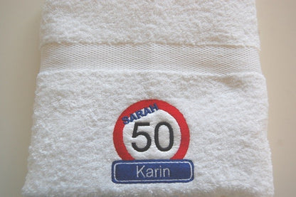 Sarah 50 jaar handdoek met naam - Gepersonaliseerd Cadeau - In-house Geborduurd