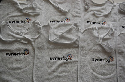 Slabber met logo - Gepersonaliseerd Cadeau - In-house Geborduurd