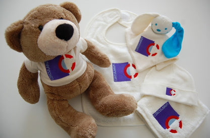 Knuffelpoppetje met Logo - Gepersonaliseerd Cadeau - In-house Geborduurd